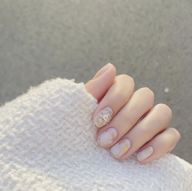 Nude nails, dreamiest winter designs
