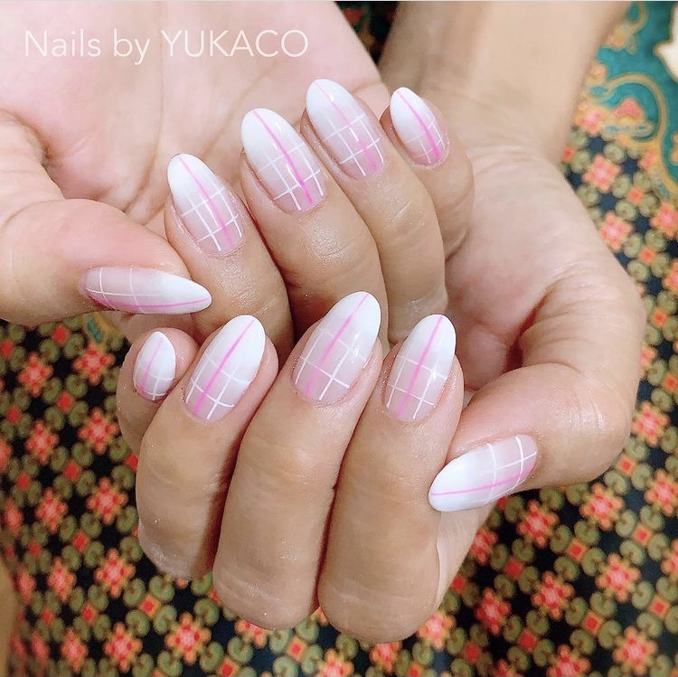 Plaid ombre white nails