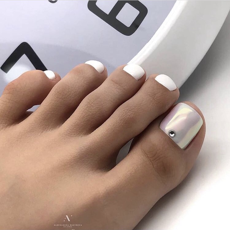 Accent summer white toe nail designs