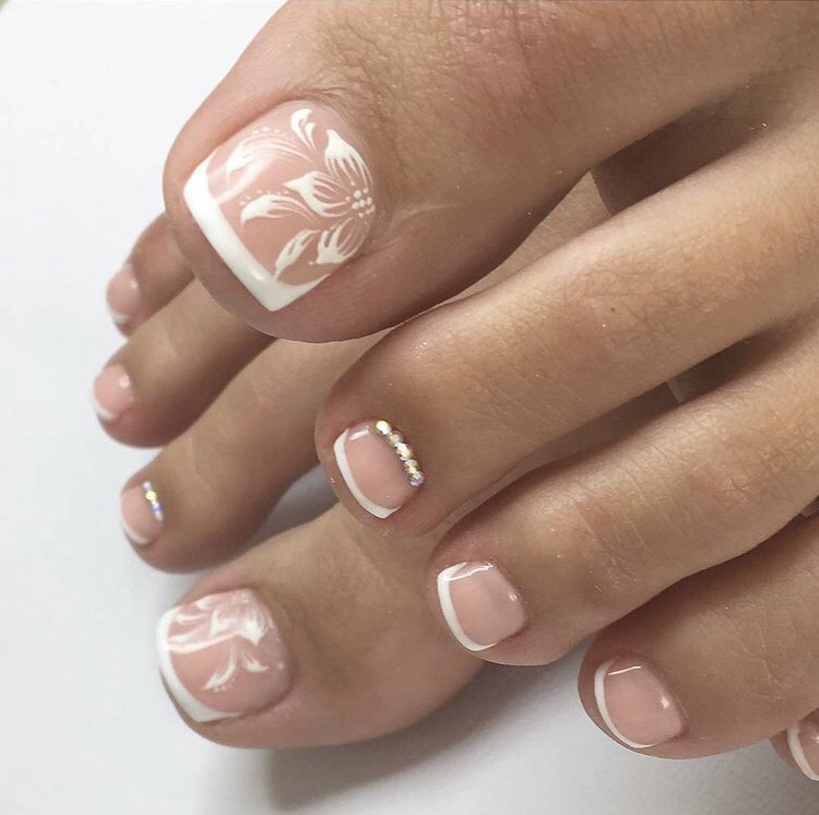 Elegant summer white toe nail designs