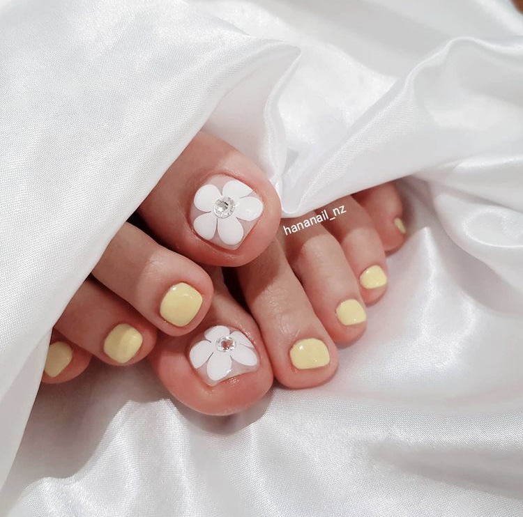 Retro flower toe nail designs