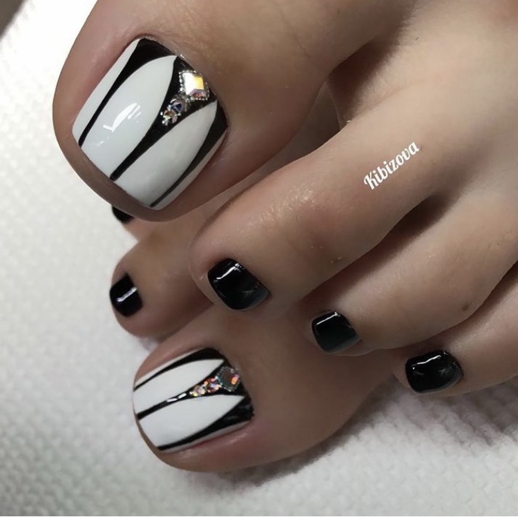 Halloween black toe nail designs